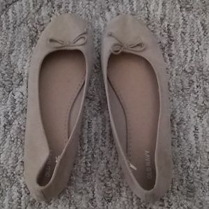 Beige flats with bow